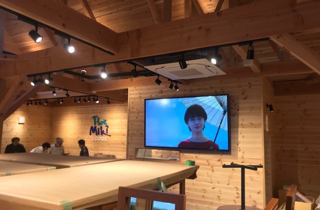 Optical Store／業務用ディスプレイ86インチ
